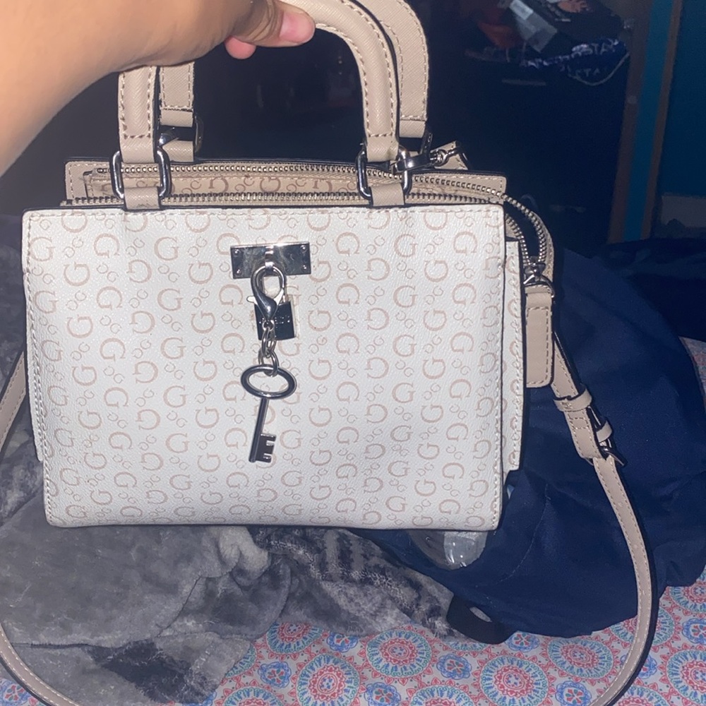 Guess - Picture 2 of 3